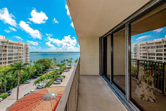 Building Photo - 1450 Brickell Bay Dr