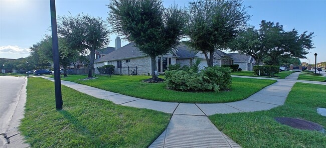 Foto del edificio - 10203 Ripple Lake Dr