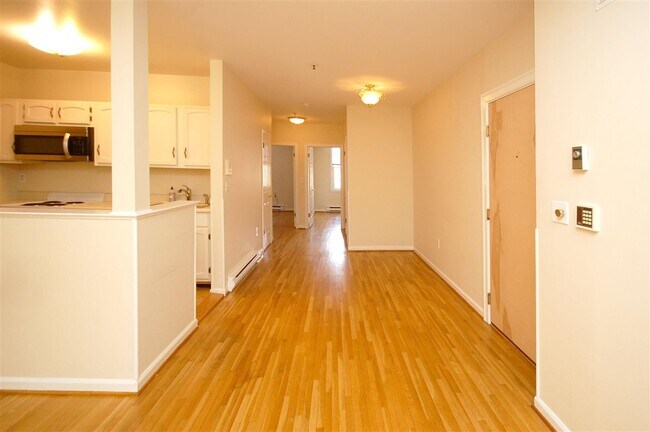 Building Photo - 118 Willow Ave