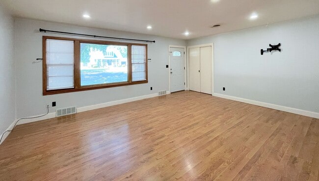 Building Photo - 302 N Reno Ave