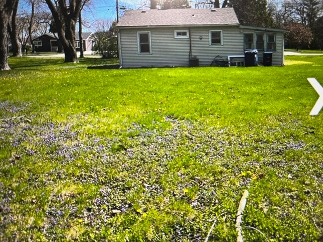 Building Photo - 2122 Sprucewood Ave