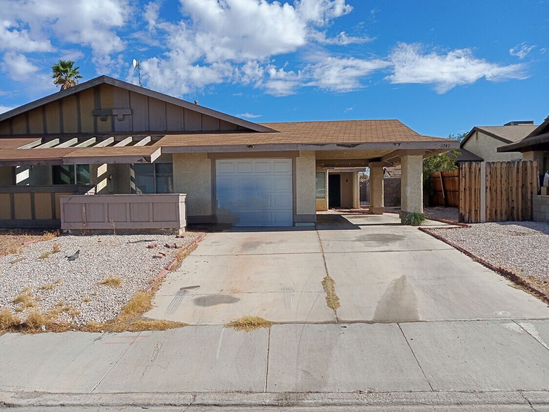 Foto principal - Welcome to this cozy 3-bedroom, 2-bathroom...