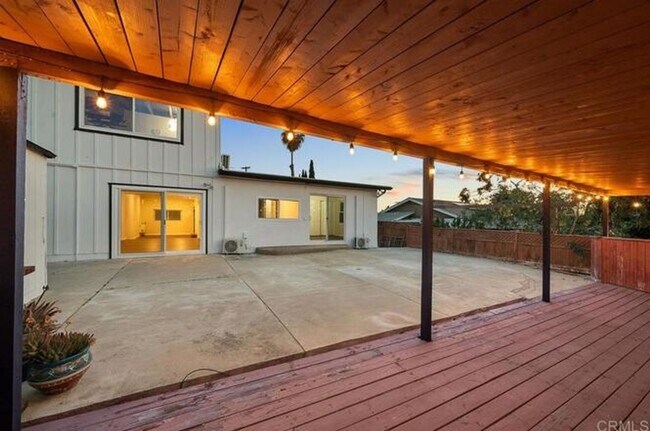 Foto del edificio - Spacious Remodeled Home with Separate Apar...