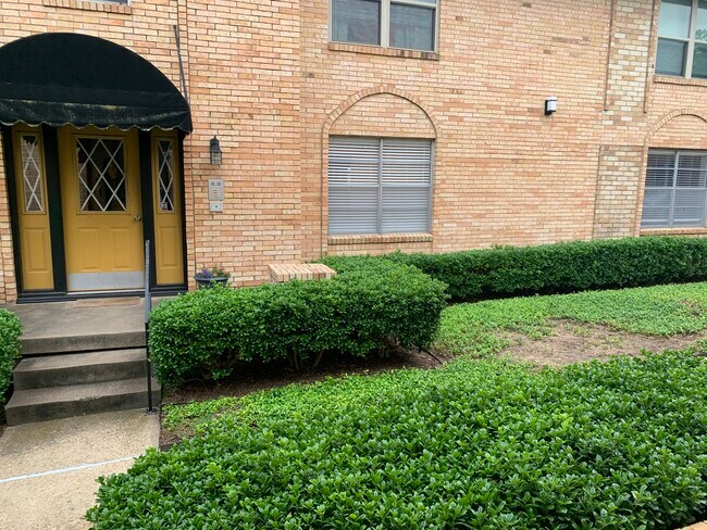 Foto del edificio - 5831 Sandhurst Ln