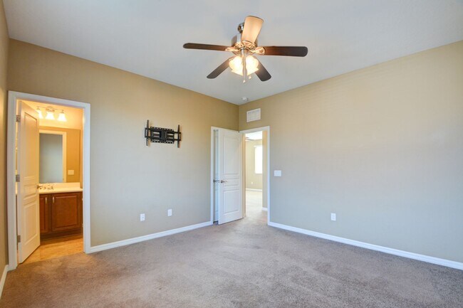 Building Photo - $500 OFF FIRST MONTHS RENT- SPARKLING POOL!