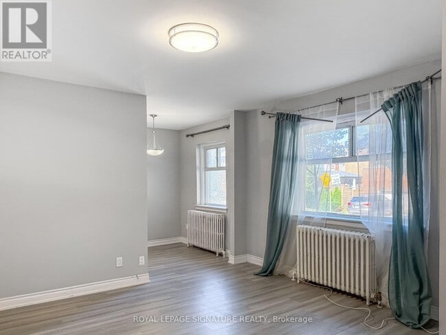 Building Photo - 382 Dovercourt Rd