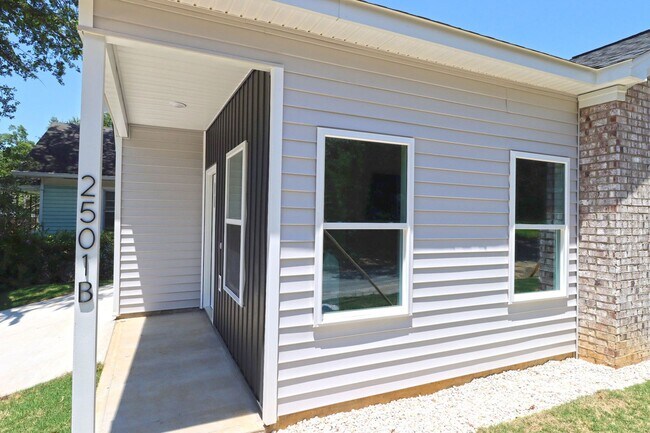 Foto del edificio - Student-Friendly 4BR/4BA Home in Downtown ...