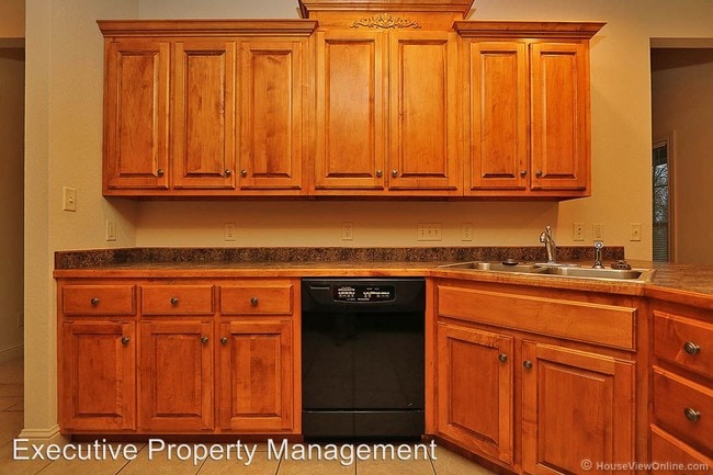 Building Photo - 2795 Lynwood Hills Dr