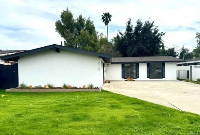Building Photo - 2324 W Palm Ave