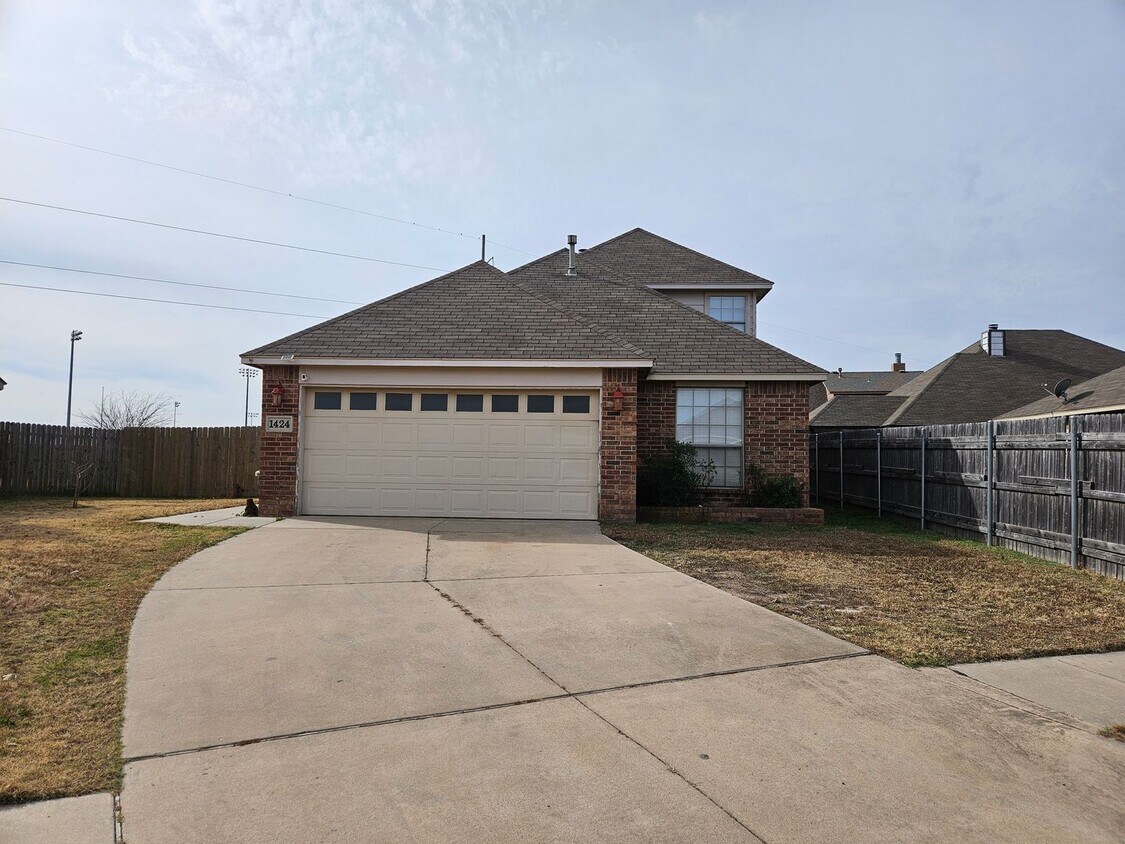 Foto principal - (4)Bed/(3)Bath in Moore w/ Shelter! Available NOW! Over 1700sqft!