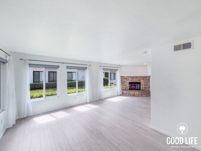 Foto del edificio - SD: Spacious 2BD/2.5BA home in Del Cerro with Fireplace, Private Balcony & 2-Car Garage