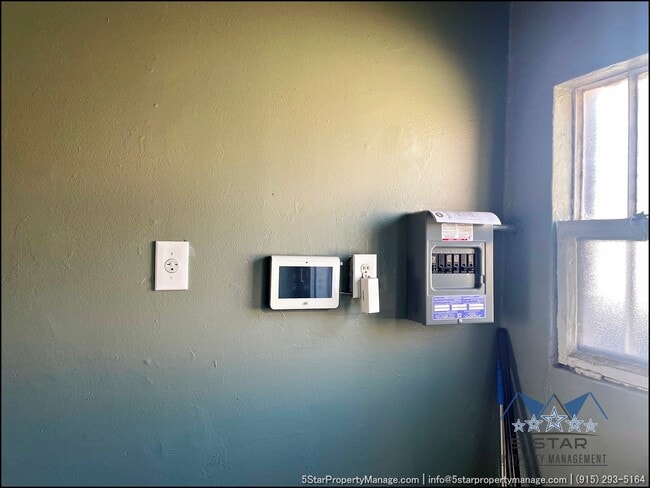 Building Photo - 1909 Yandell Dr