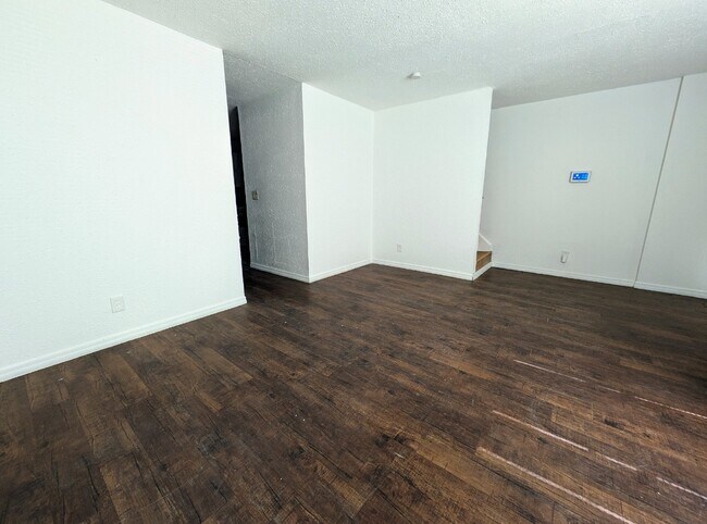 Building Photo - Modern 3-Bedroom Townhouse with Spacious L...