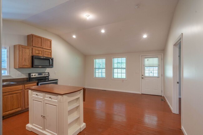Building Photo - 2 bed and 2 bath house with garage and par...