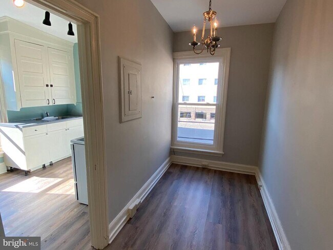 Building Photo - 255 E High St