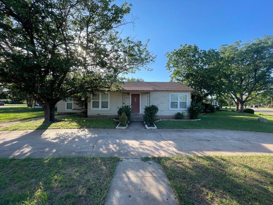Primary Photo - 3 bed, 2 bath in the heart of Abilene!