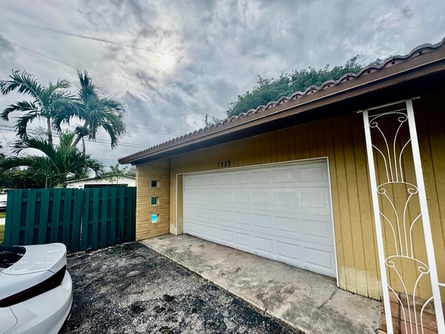 Building Photo - 1520 N 25th Ave