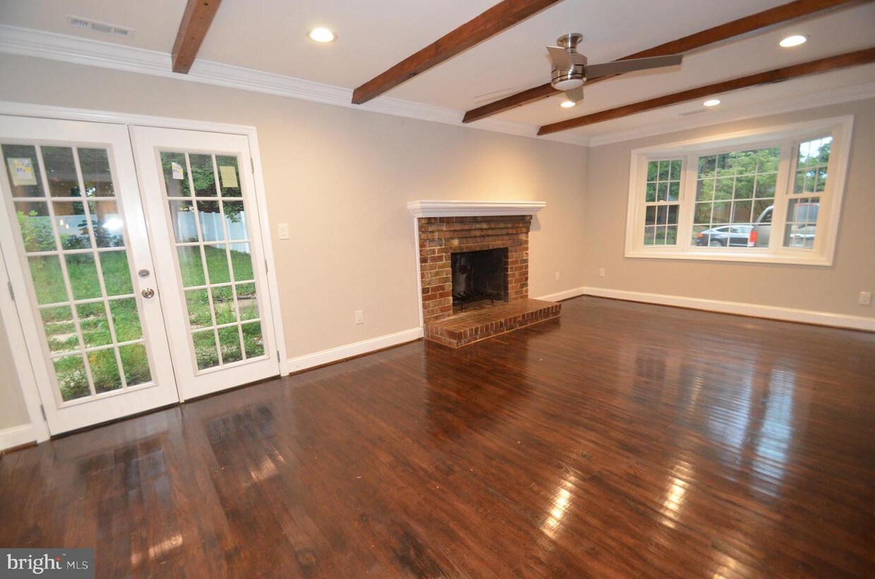 Foto principal - 5200 Kings Park Dr