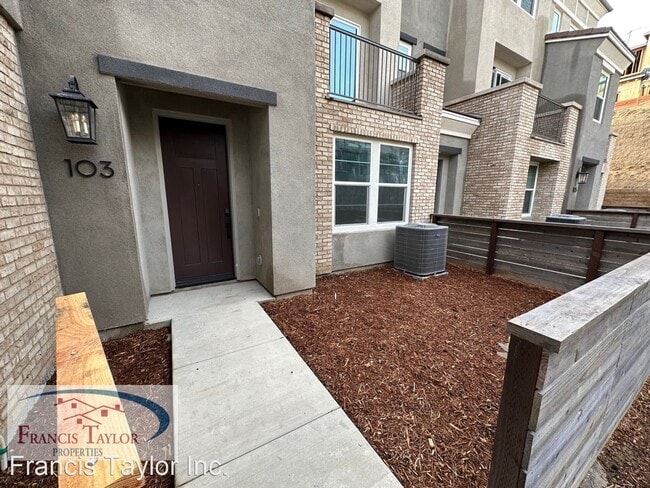 Building Photo - 4 br, 3.5 bath House - 1228 Sunrise View #103