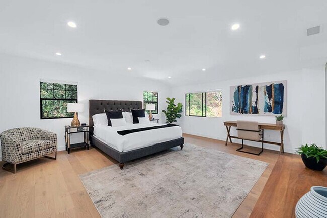 Building Photo - Skyhill Modern Lux with Hot Tub, Walk to U...