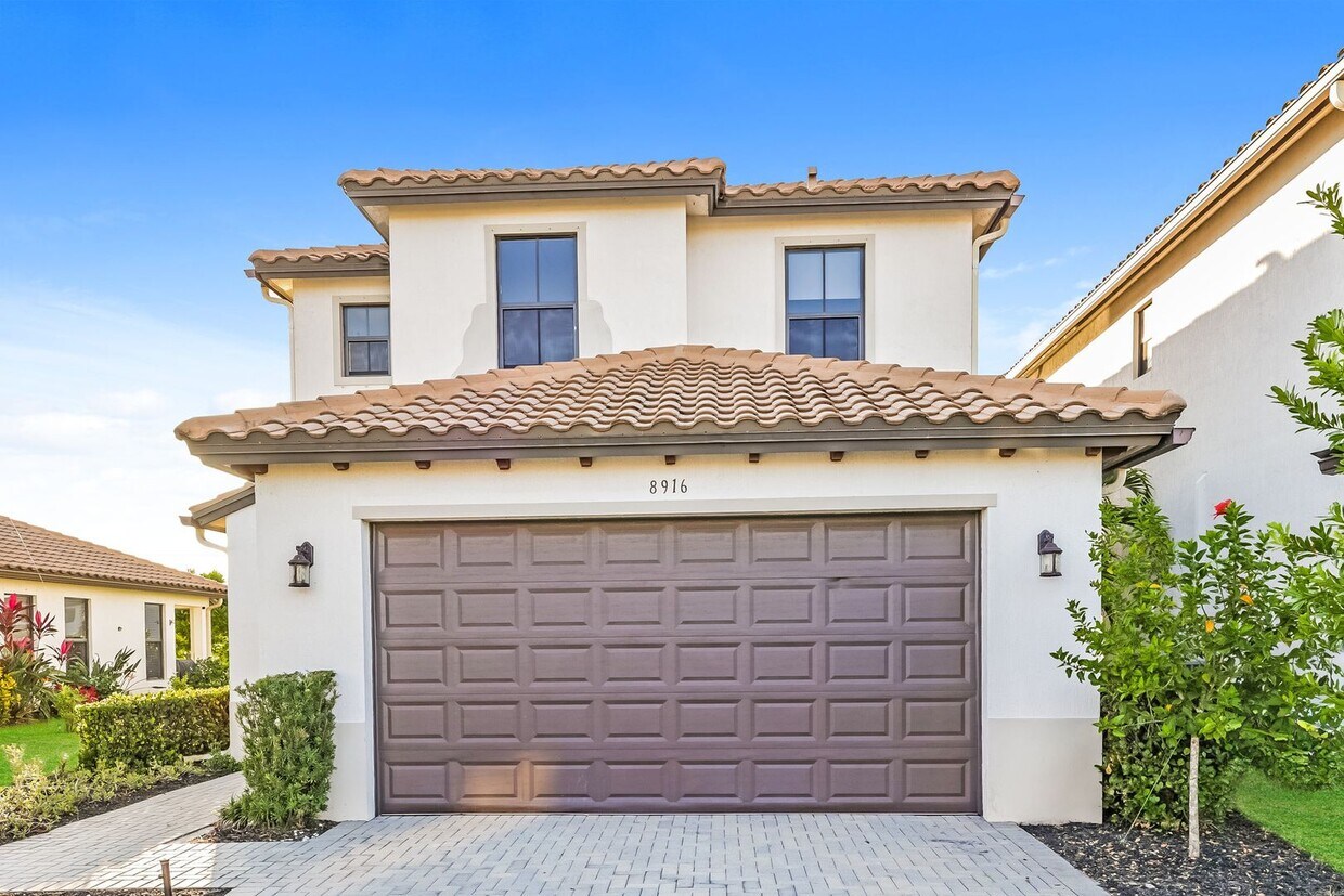 Foto principal - Annual rental - 3 bedroom / 2.5 bath - Fully furnished