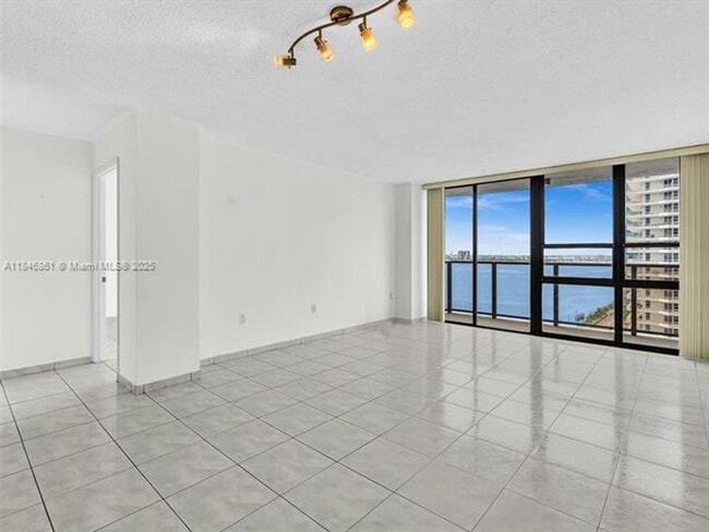 Foto del edificio - 600 NE 36th St