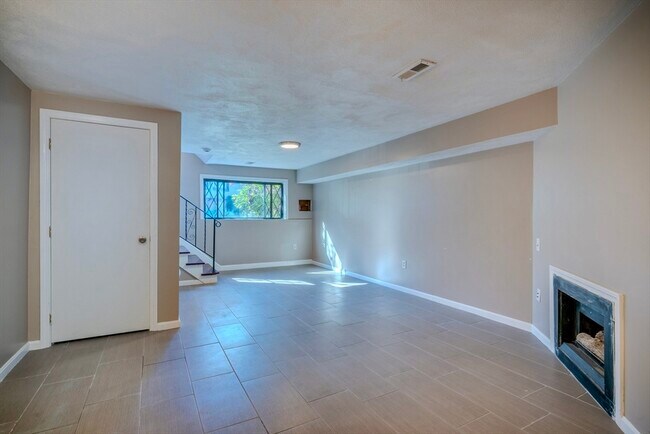 Building Photo - 433 Farrwood Dr