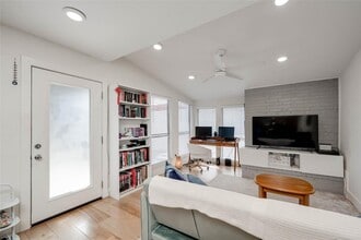 Building Photo - 909 Reinli St