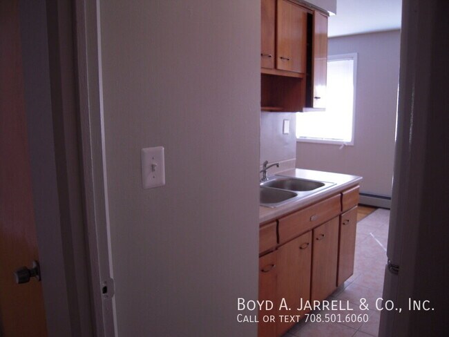Building Photo - 954 E 84th Pl