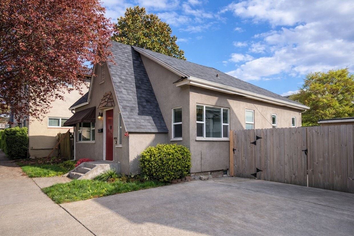 Photo - Uptown Village Cottage Home for Lease - 309 W. McLoughlin Blvd