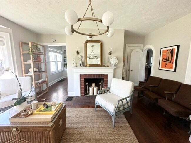 Foto del edificio - 5302 Carrollton Ave & 738 E 53rd St