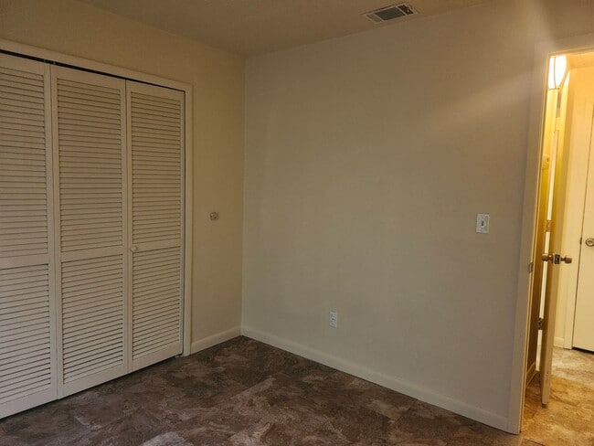 Building Photo - 2 bed 1 bath San Carlos Park