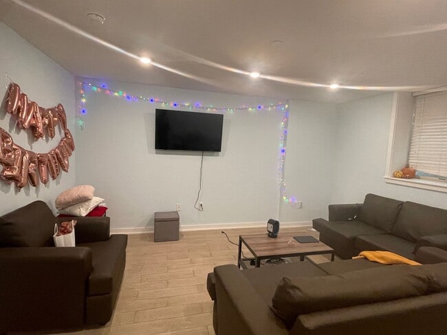 Photo - 1527-33 W Seybert St Apartment