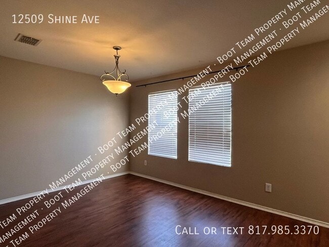 Building Photo - Large 3/2 Home with Oversized 2nd Living Room