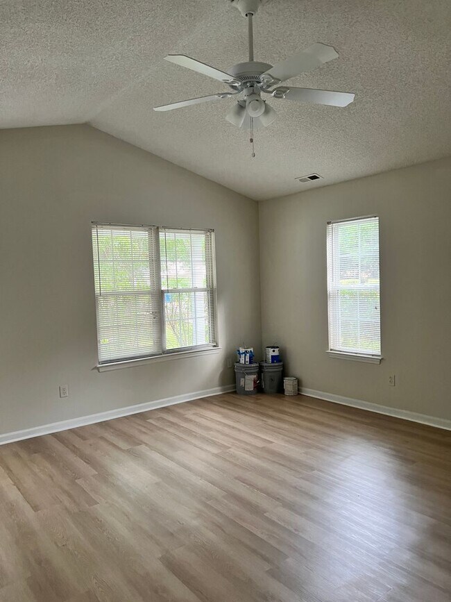 Foto del edificio - 3 Bedroom 2 Bath House on Hillsdale Drive ...