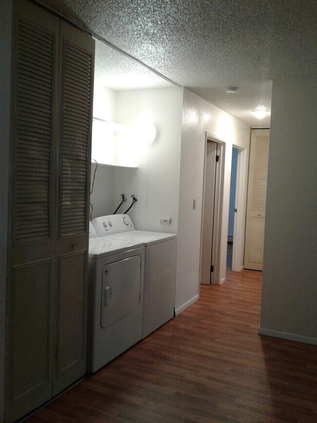 Building Photo - 1200 Woodside Dr