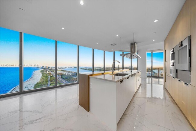 Foto del edificio - 15701 Collins Ave