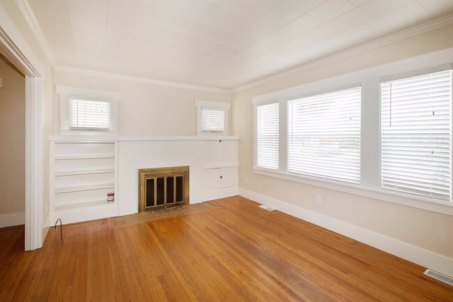 Building Photo - 2564 Downer Ave