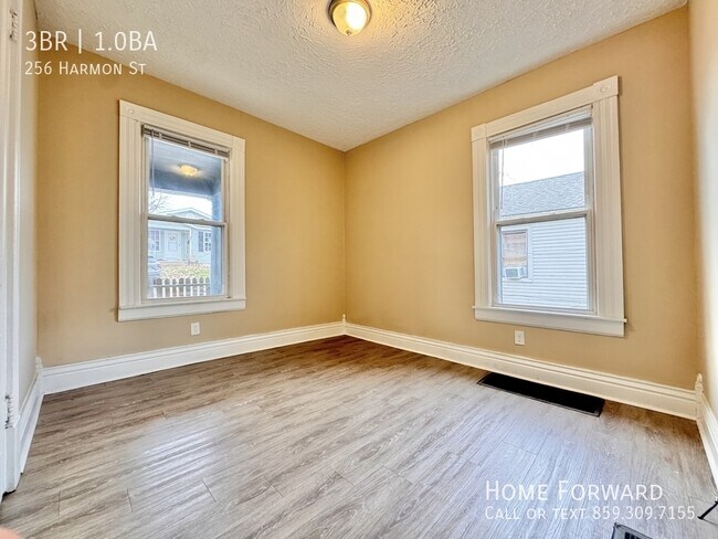 Building Photo - 256 Harmon St