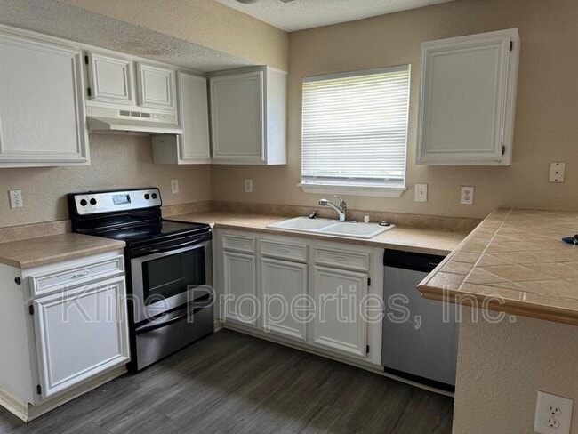 Building Photo - 878 Helm Dr