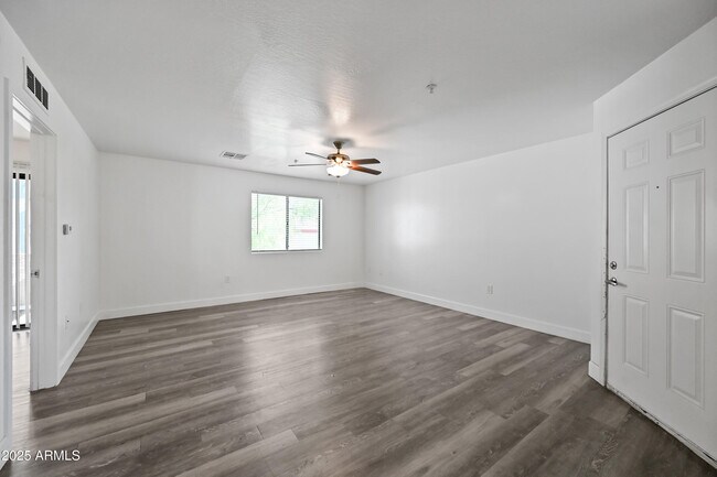 Foto del edificio - 3065 N 67th Ave