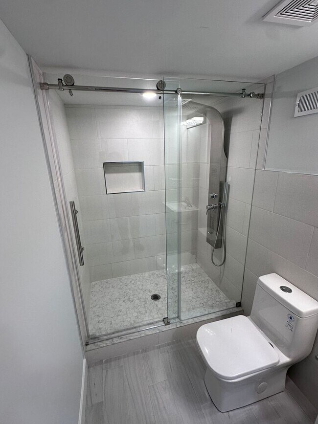 Photo - 2224 N Franklin St Apartment