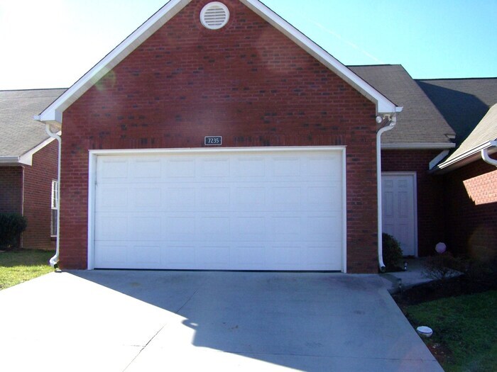 Primary Photo - 2 bed, 2 bath, 2 car garage townhouse w/ l...