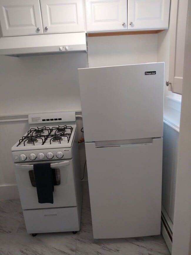 Building Photo - Hyannis 1 bedroom