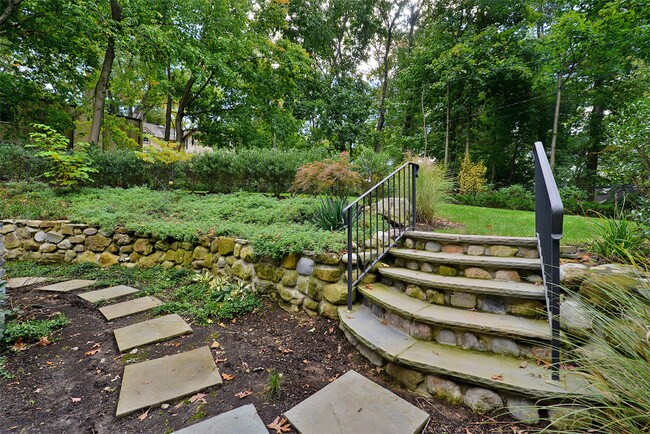 Foto del edificio - 65 Hathaway Ln