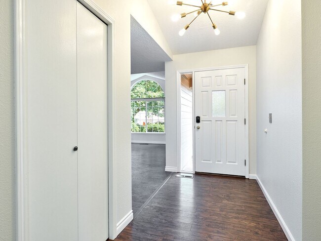 Building Photo - 3 bed, 2 bath single-level home in South Salem