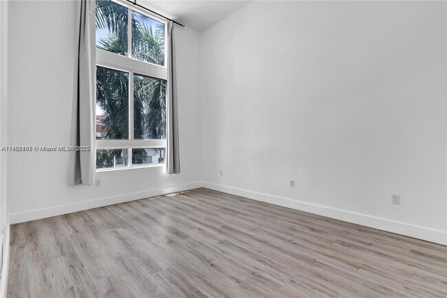 Building Photo - 1900 N Bayshore Dr