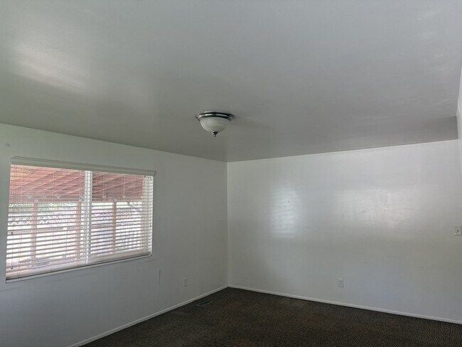 Foto del edificio - 770 N Main St