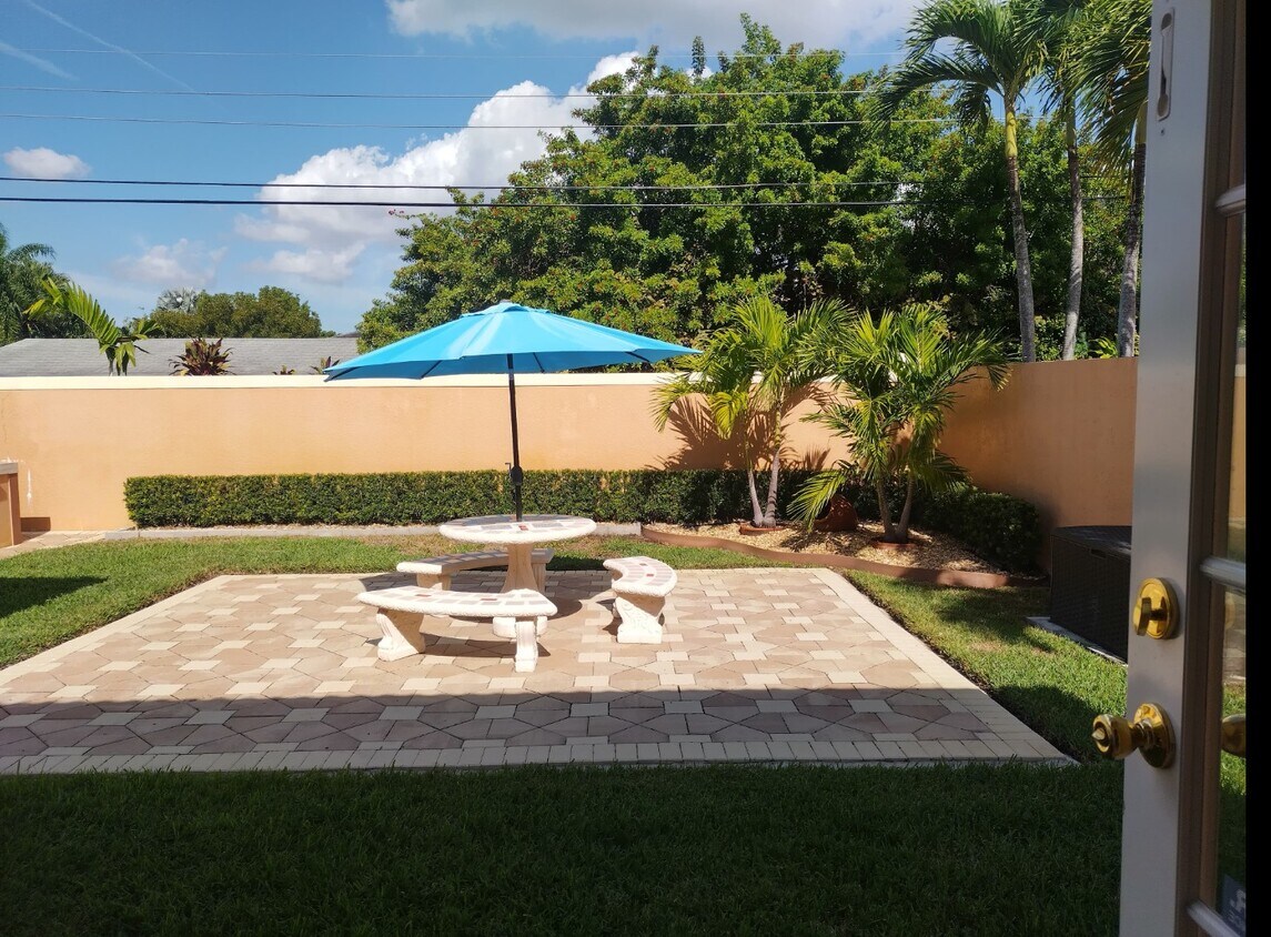Foto del edificio - 9845 NW 27th St