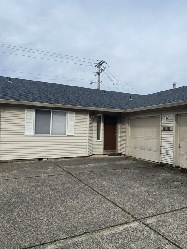 Foto principal - 809 SE 135th Ct